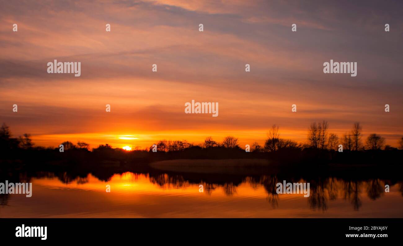 Sonnenuntergang über Harthill Reservoir, Sheffield, Großbritannien Stockfoto