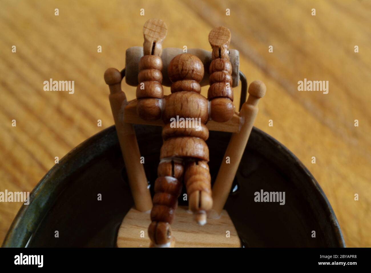 TRANSPORTIERTER MENSCH: Erschütternde Geschichte eines Zeitreise-Experiments, das schief gelaufen ist und einen Holzmann in einem Paradox der sich ständig entwickelnden und sich verändernden Realitäten zurücklässt. Stockfoto