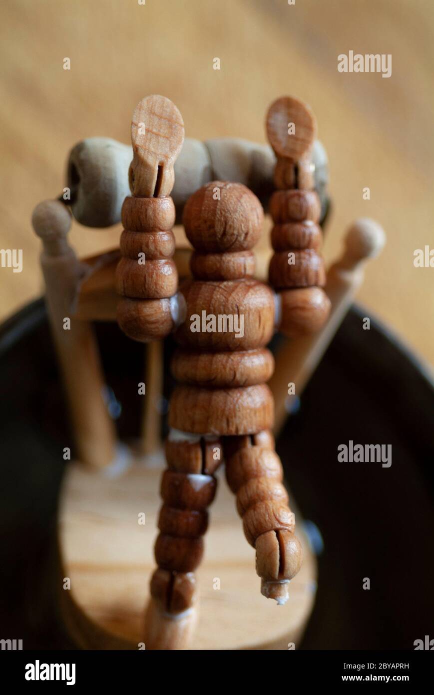 TRANSPORTIERTER MENSCH: Erschütternde Geschichte eines Zeitreise-Experiments, das schief gelaufen ist und einen Holzmann in einem Paradox der sich ständig entwickelnden und sich verändernden Realitäten zurücklässt. Stockfoto