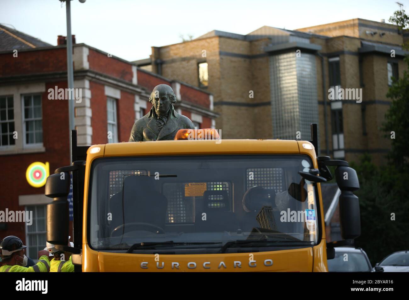 Arbeiter nehmen eine Statue des Sklavenbesitzers Robert Milligan am West India Quay, East London, ab, während Arbeiterräte in England und Wales beginnen, Denkmäler und Statuen in ihren Städten zu überprüfen, nachdem ein Protest antirassistische Aktivisten eine Statue eines Sklavenhändlers in Bristol niederreißen sah. Stockfoto