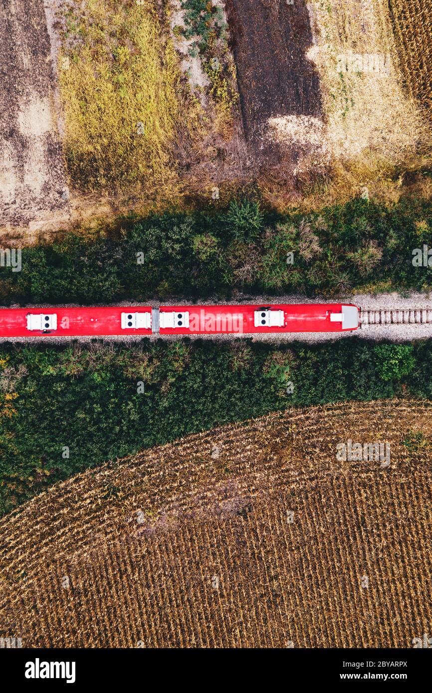 Luftaufnahme von Personenzug auf Bahnhöfen durch Herbst Landschaft Landschaft, Ansicht von oben von drohne pov Stockfoto