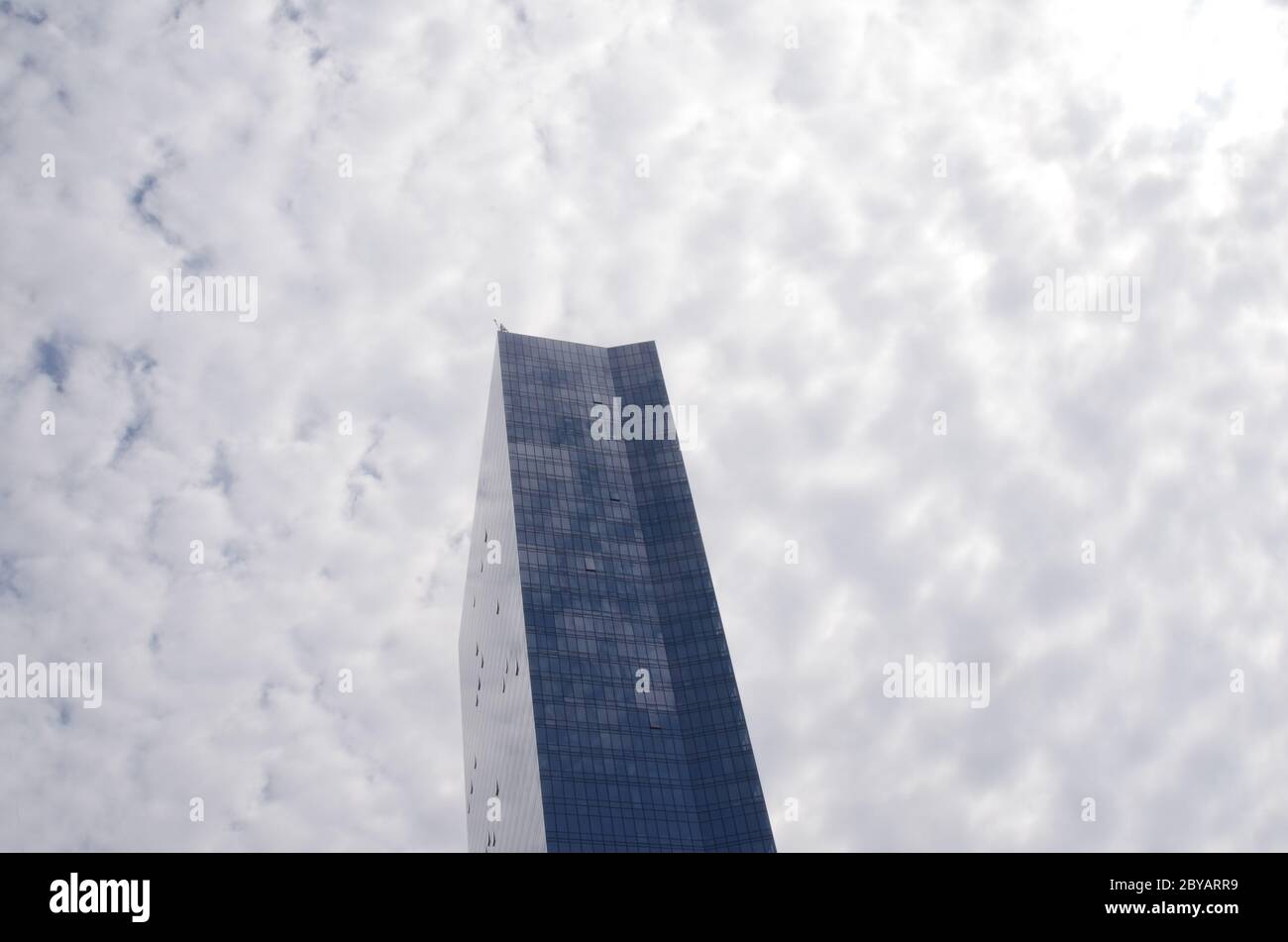 TOWER ONE: Ein einziges Luxus-Hochhaus steht hoch in den Himmel über Fort Lee, kurz vor der George Washington Bridge. Stockfoto