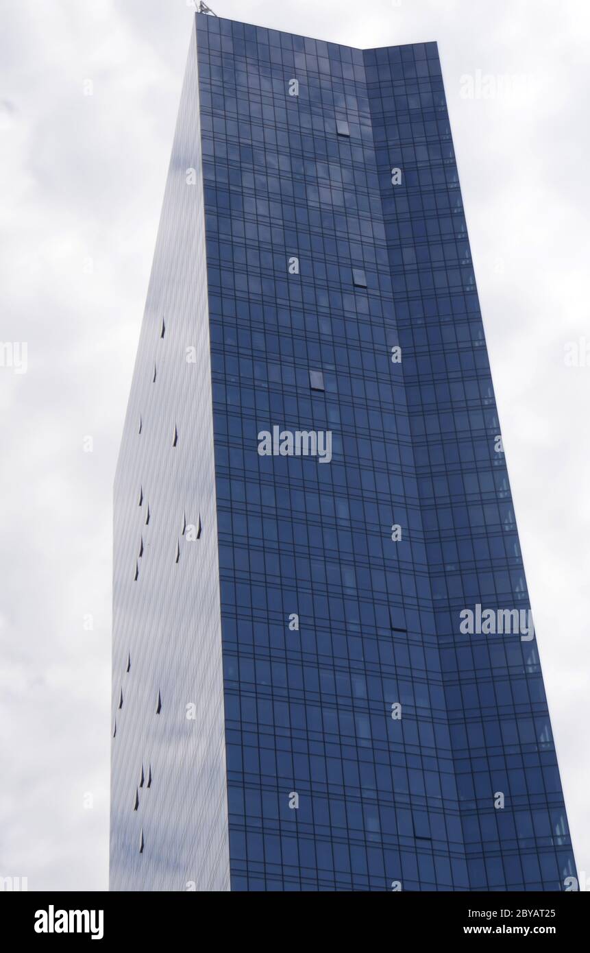 TOWER ONE: Ein einziges Luxus-Hochhaus steht hoch in den Himmel über Fort Lee, kurz vor der George Washington Bridge. Stockfoto