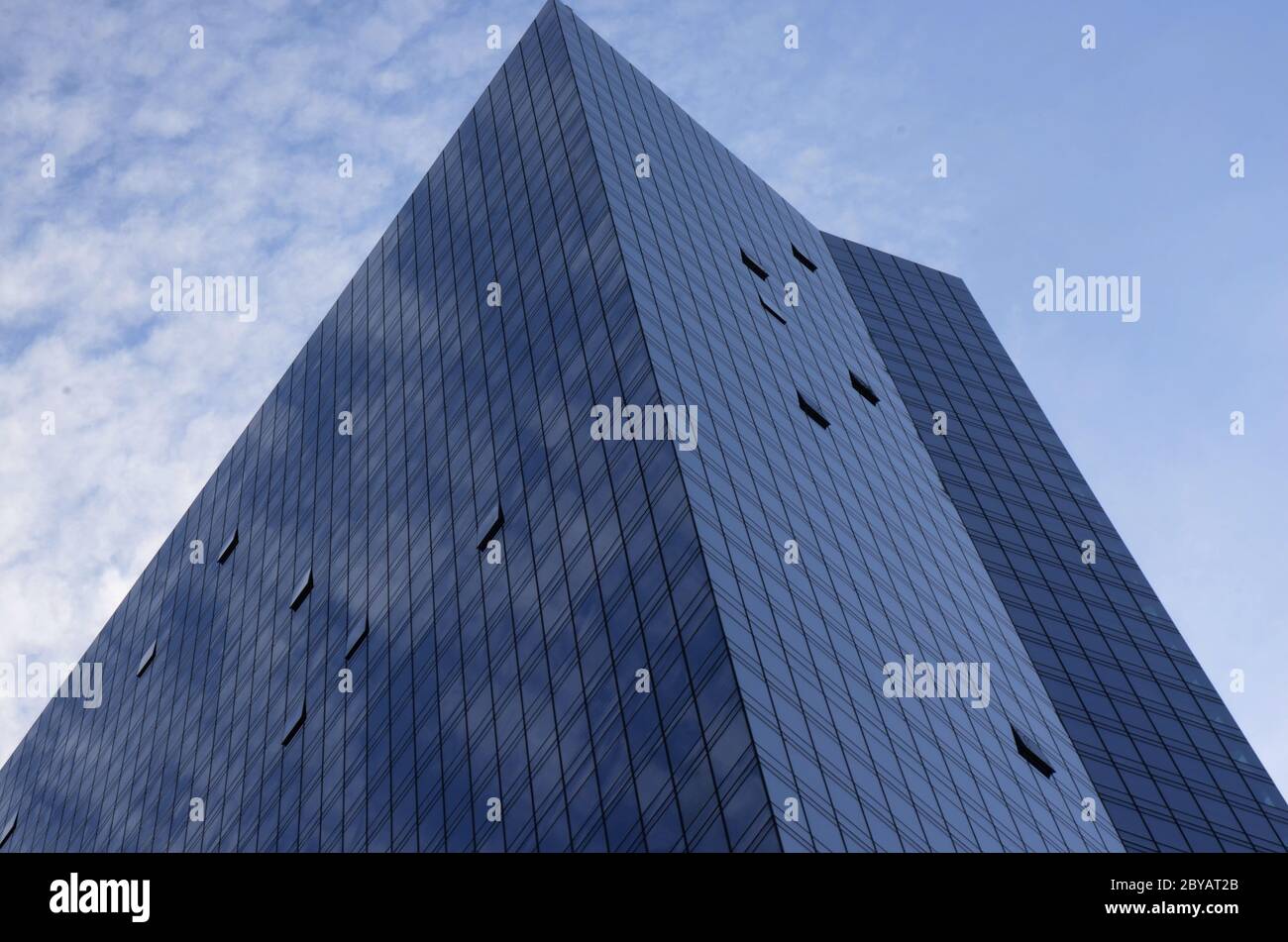 TOWER ONE: Ein einziges Luxus-Hochhaus steht hoch in den Himmel über Fort Lee, kurz vor der George Washington Bridge. Stockfoto