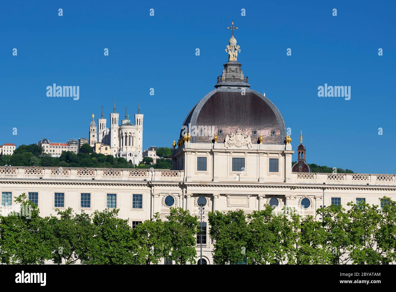 Blick auf die Basilika Notre Dame de Fourviere und das Hotel dieu, Lyon, Frankreich Stockfoto