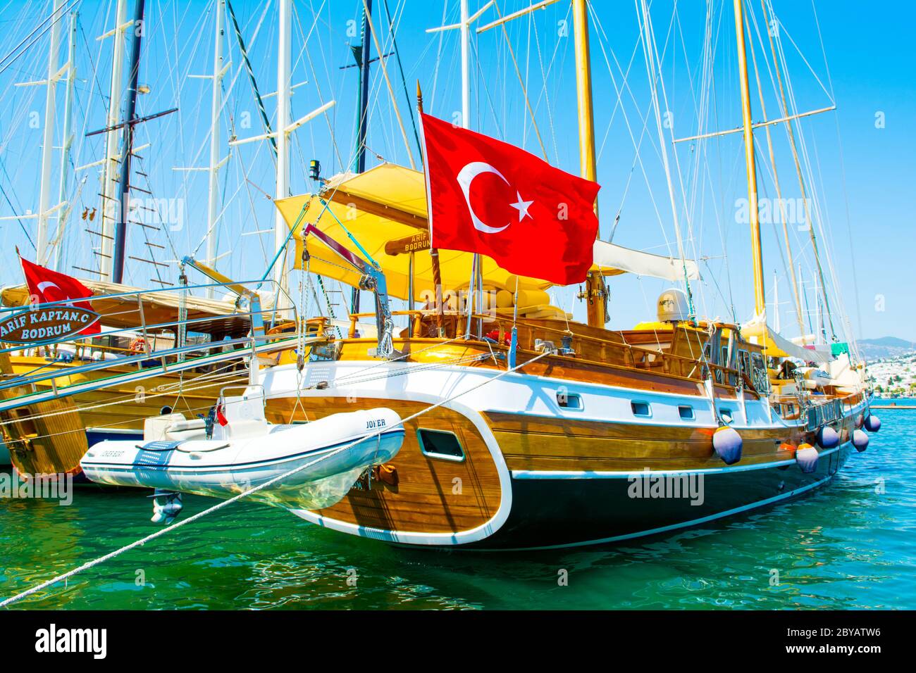 Bodrum, Türkei - 6. September 2017: Holzsegelboot für touristische Kreuzfahrt in der Marina von Bodrum Stockfoto