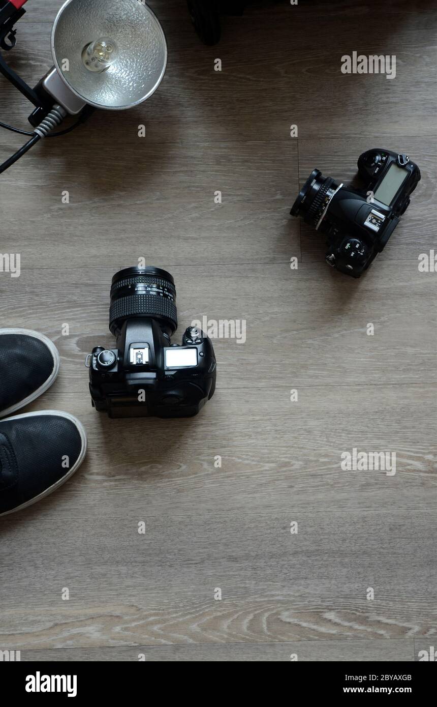 FOTOSHOOTING: Fotoausrüstung sitzt auf dem Boden einer Wohnung. Stockfoto