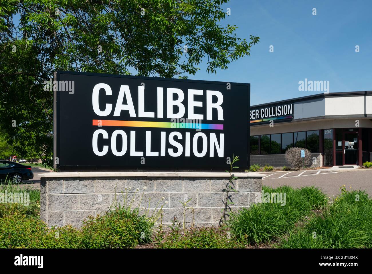 TILLWATER, MN/USA - 31. MAI 2020: Caliber Collision Automotive Karosseriebau Außenschild und Markenlogo. Stockfoto