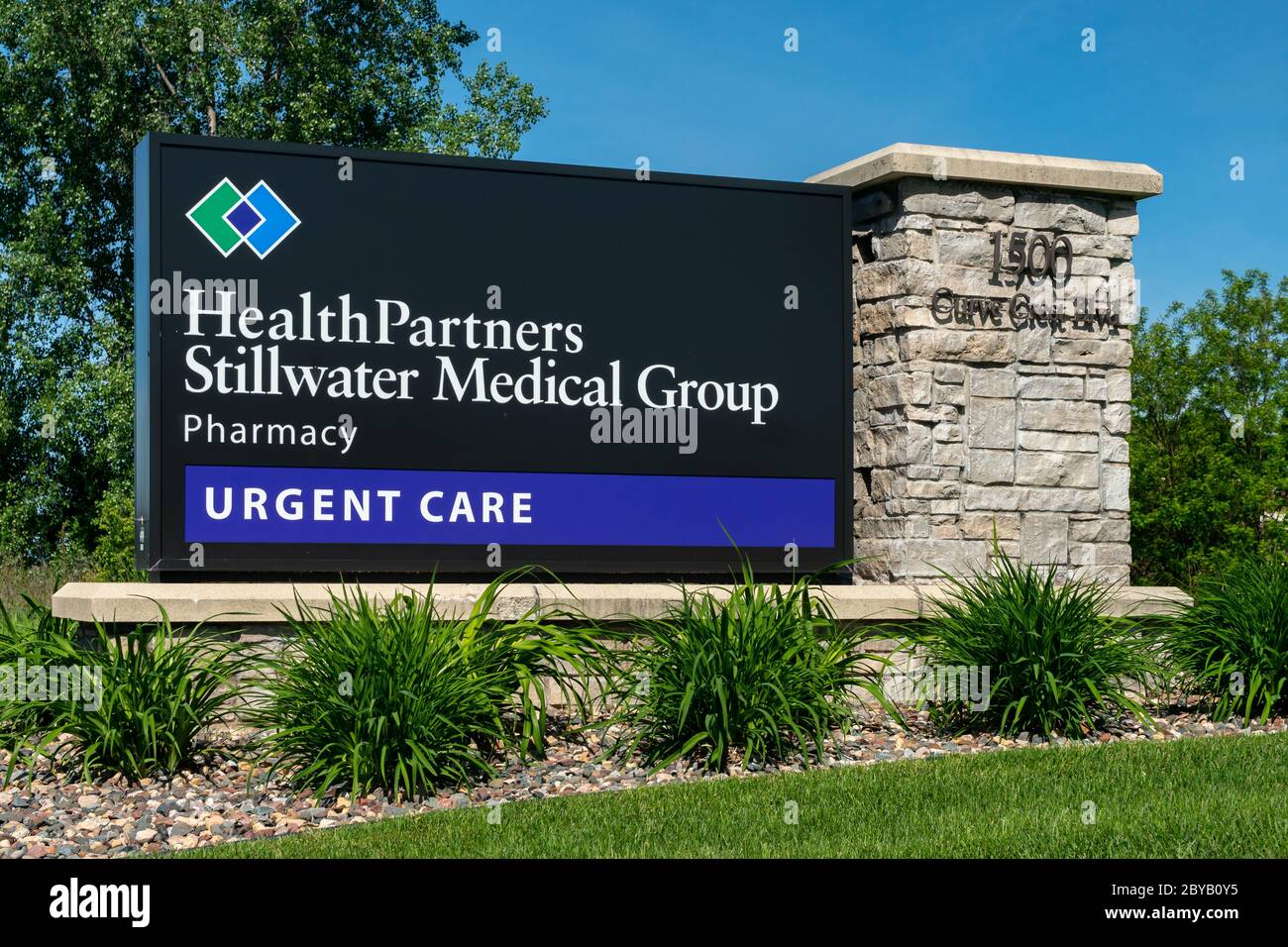 STILLWATER, MN/USA - 31. MAI 2020: HealthPartners Stillwater Medical Group und Urgent Care Außenschild und Markenlogo. Stockfoto