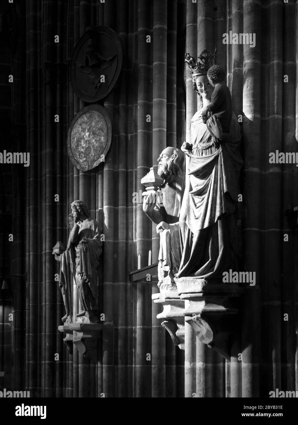Religiöse Statuen in der Kirche. Detailansicht.. Schwarzweiß-Bild. Stockfoto