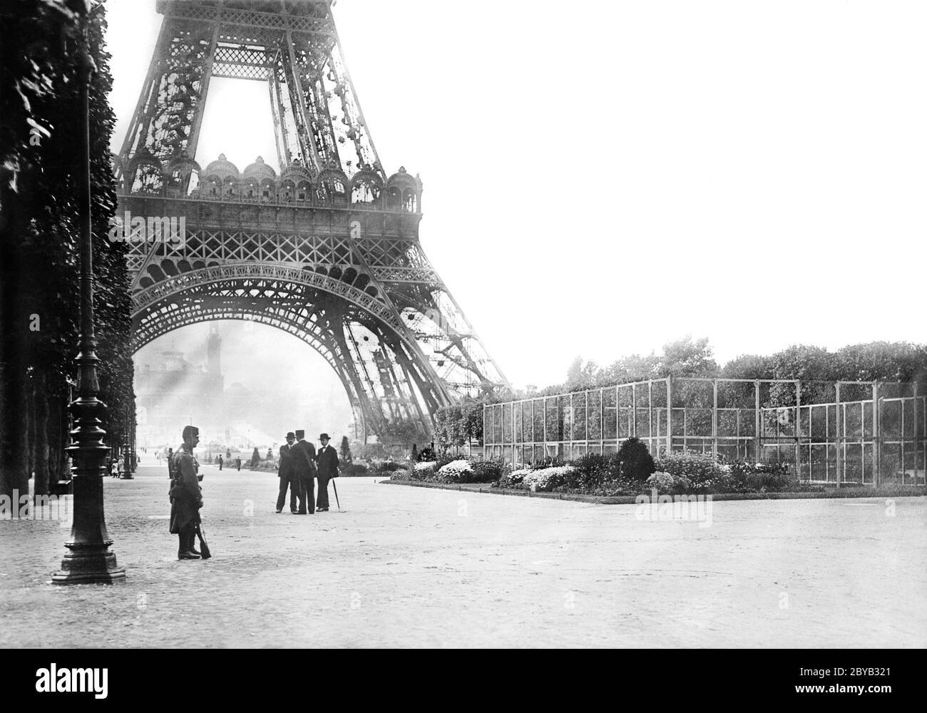 Wache am Eiffelturm während des Ersten Weltkriegs, Paris, Frankreich, Bain Nachrichtendienst, 1915 Stockfoto