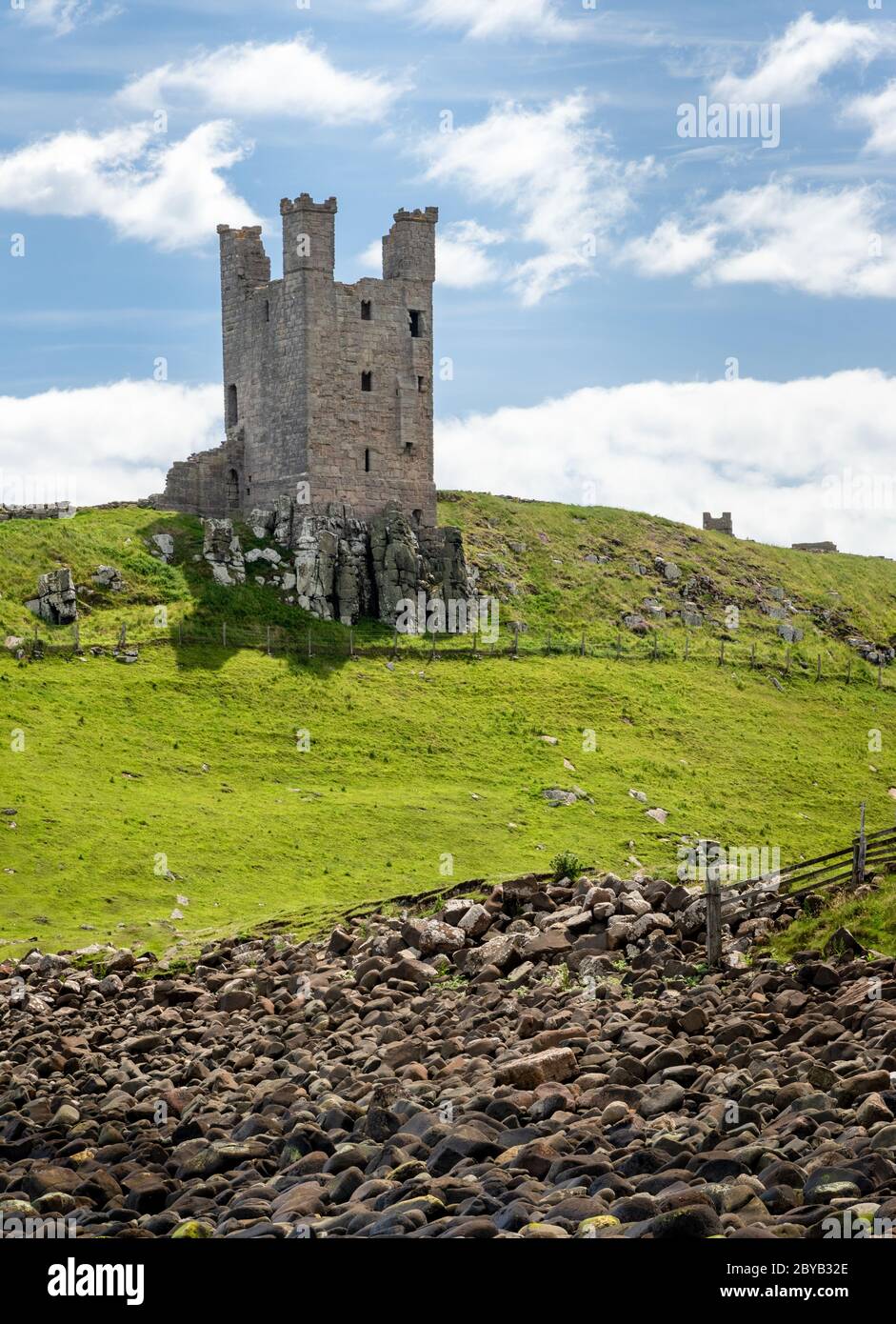 Ruinen von Lilburn Tower, Dunstanburgh Castle, Northumberland Stockfoto