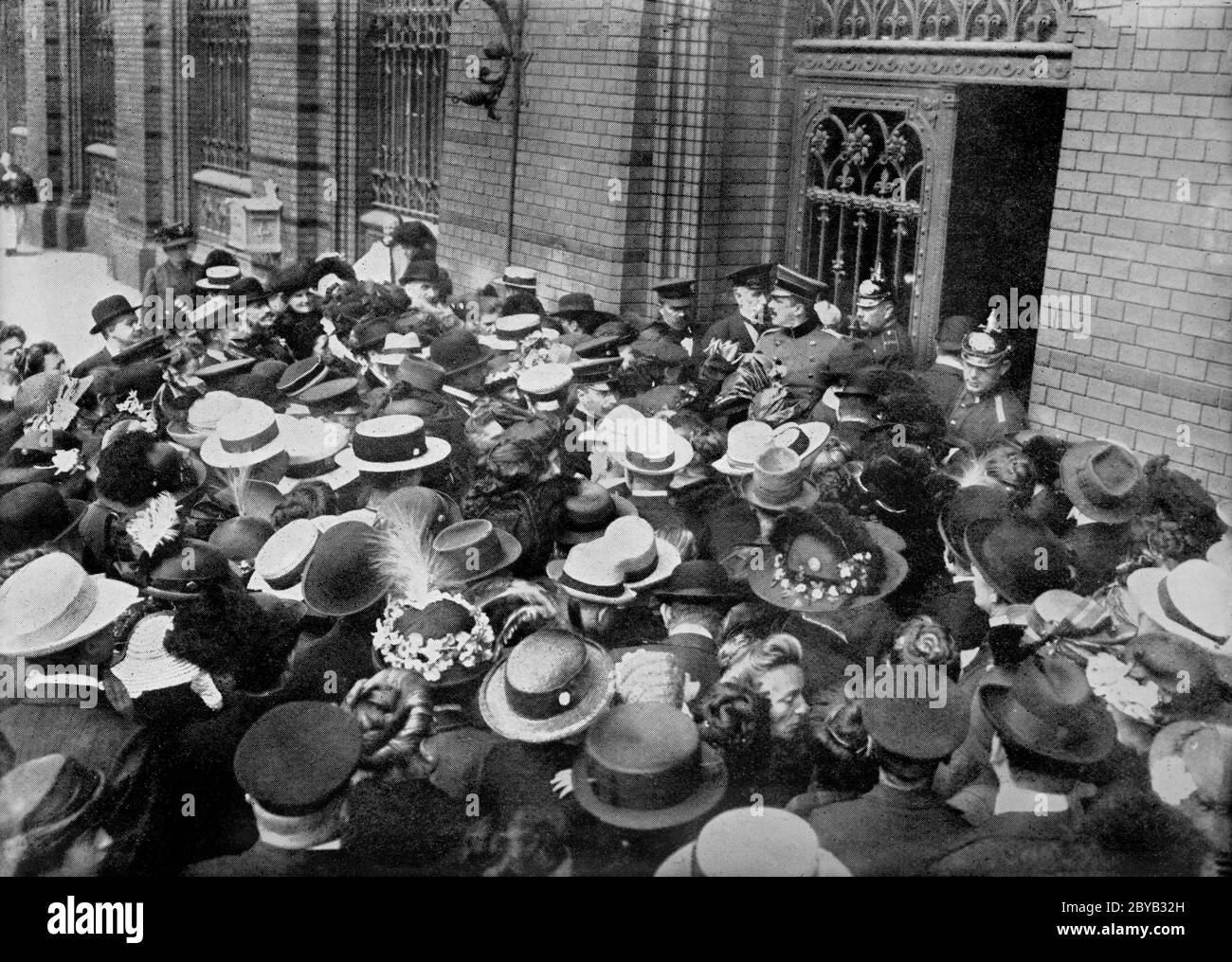 Menschenmenge, die am Anfang des Ersten Weltkriegs die Tür der Bank rauscht, Berlin, Deutschland, Bain News Service, August 1914 Stockfoto