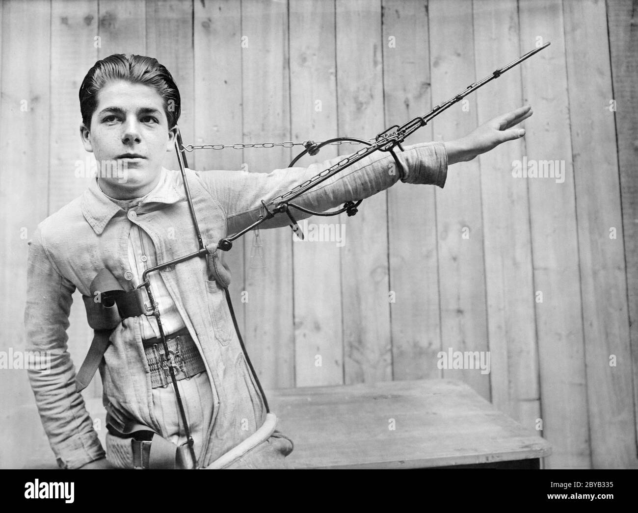 Young man Demonstrieren der neuen verstellbaren Abduktionsarmschiene des amerikanischen Roten Kreuzes für den Einsatz in Basiskrankenhäusern, Frankreich, amerikanische Sammlung des Roten Kreuzes, Juli 1918 Stockfoto