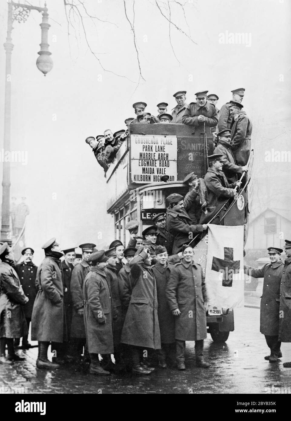 Große Gruppe amerikanischer Soldaten auf dem Weg von Frankreich Besichtigung des Roten Kreuzes Omnibus Grosvenor Gardens, London, England, Großbritannien, amerikanische Nationale Sammlung des Roten Kreuzes, März 1919 Stockfoto