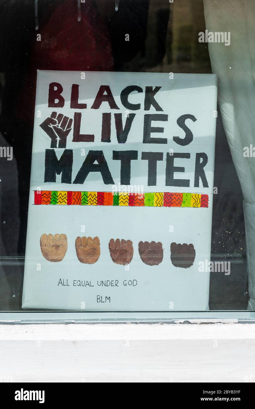 Poster von Black Lives Matter in einem Hausfenster zur Unterstützung der BLM-Anti-Rassismus-Sache, Großbritannien Stockfoto
