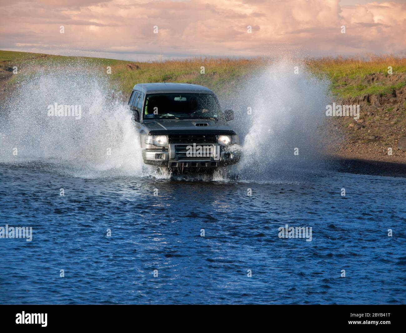 Offroad-Auto auf dem Fluss und Wasser, Blick von vorne Stockfoto