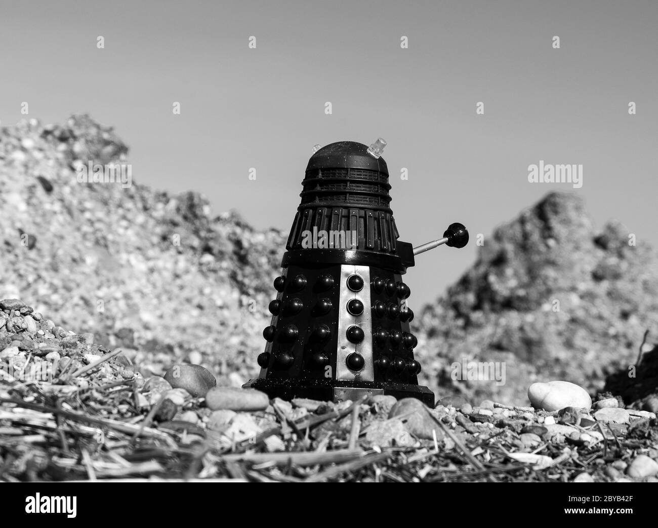 Schwarzer Dalek in einer kargen Landschaft Stockfoto