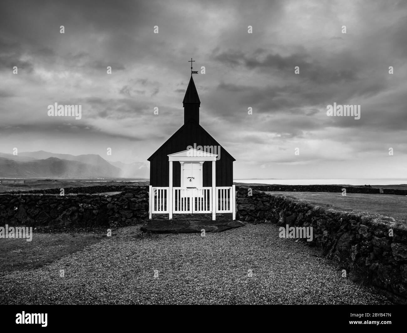 Vorderansicht der kleinen schwarzen Holzkirche in Island Stockfoto