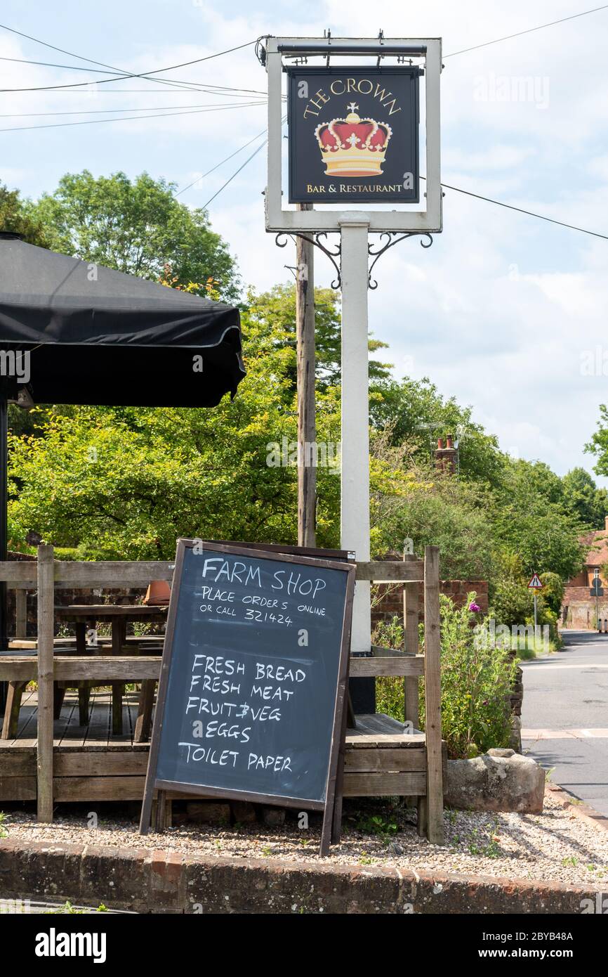 Ein Pop-up-Farmshop im Crown Inn Pub, während es während der 2020 Coronavirus Covid-19 Pandemie, Old Basing Village, Hampshire, Großbritannien geschlossen ist Stockfoto