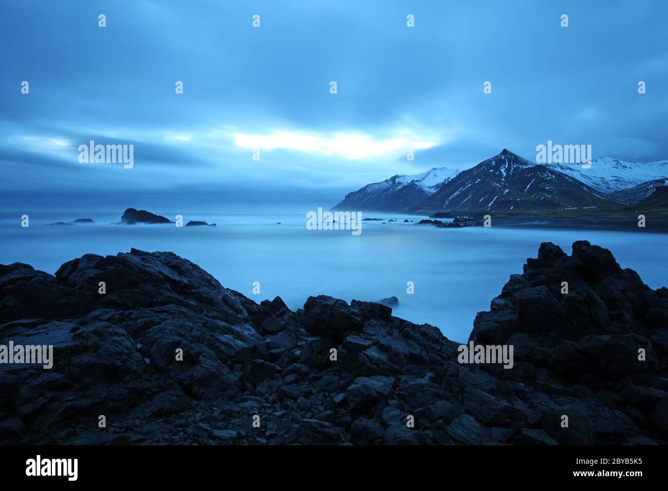 Stürmisches Meer im Südosten islands Stockfoto