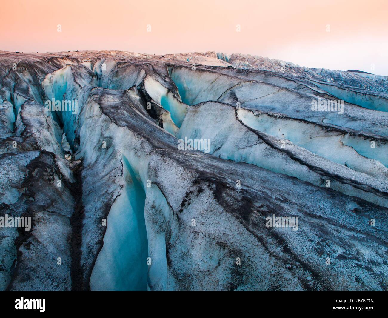 Detailansicht der Gletscherstruktur mit blauen, lebendigen Farben und schmutzigem Eis, Island Stockfoto