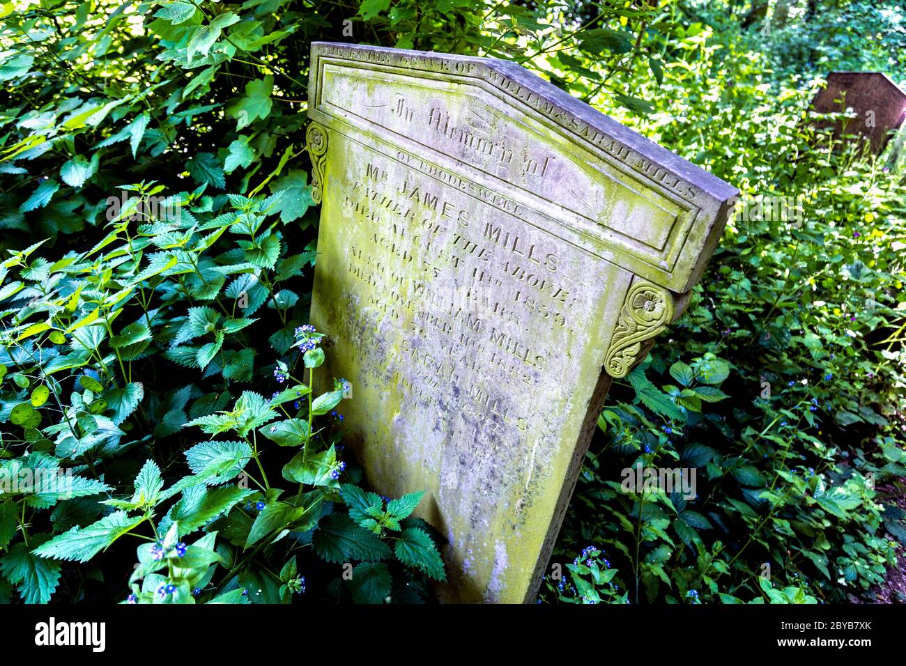 Grabstein für James Mills im Tower Hamlets Cemetery Park, einem der herrlichen Sieben viktorianischen Grabstätten, Tower Hamlets, London, Großbritannien Stockfoto