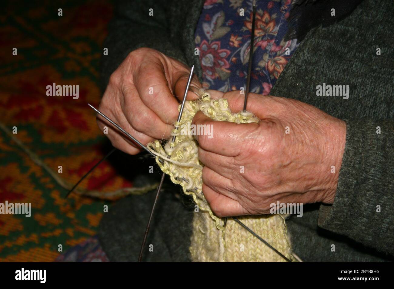 Alte Frau auf dem Land Rumäniens Stricken Socken Stockfoto