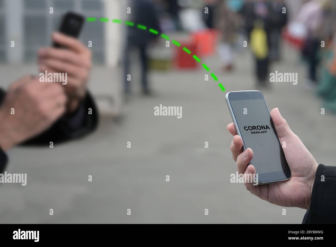 Contact Tracing App gegen Coronavirus und Covid 19 Pandemie Ausbreitung, wenn die Menschen in der Stadt zu nahe kommen, ihre Smartphones verbinden, analysieren th Stockfoto