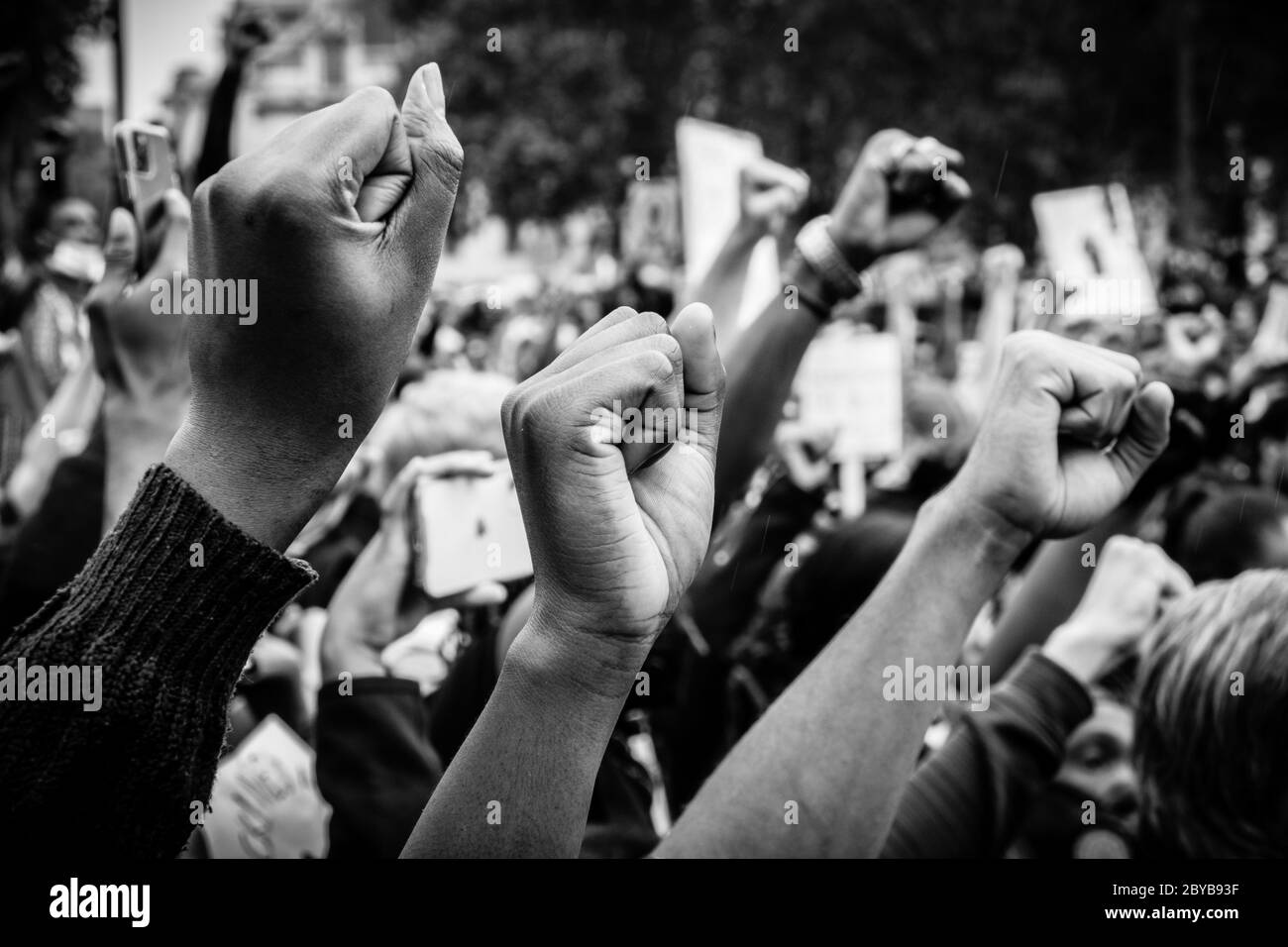 Black Lives Matter-Demonstration London 2020, das Krähenknie auf dem Parliament Square Stockfoto