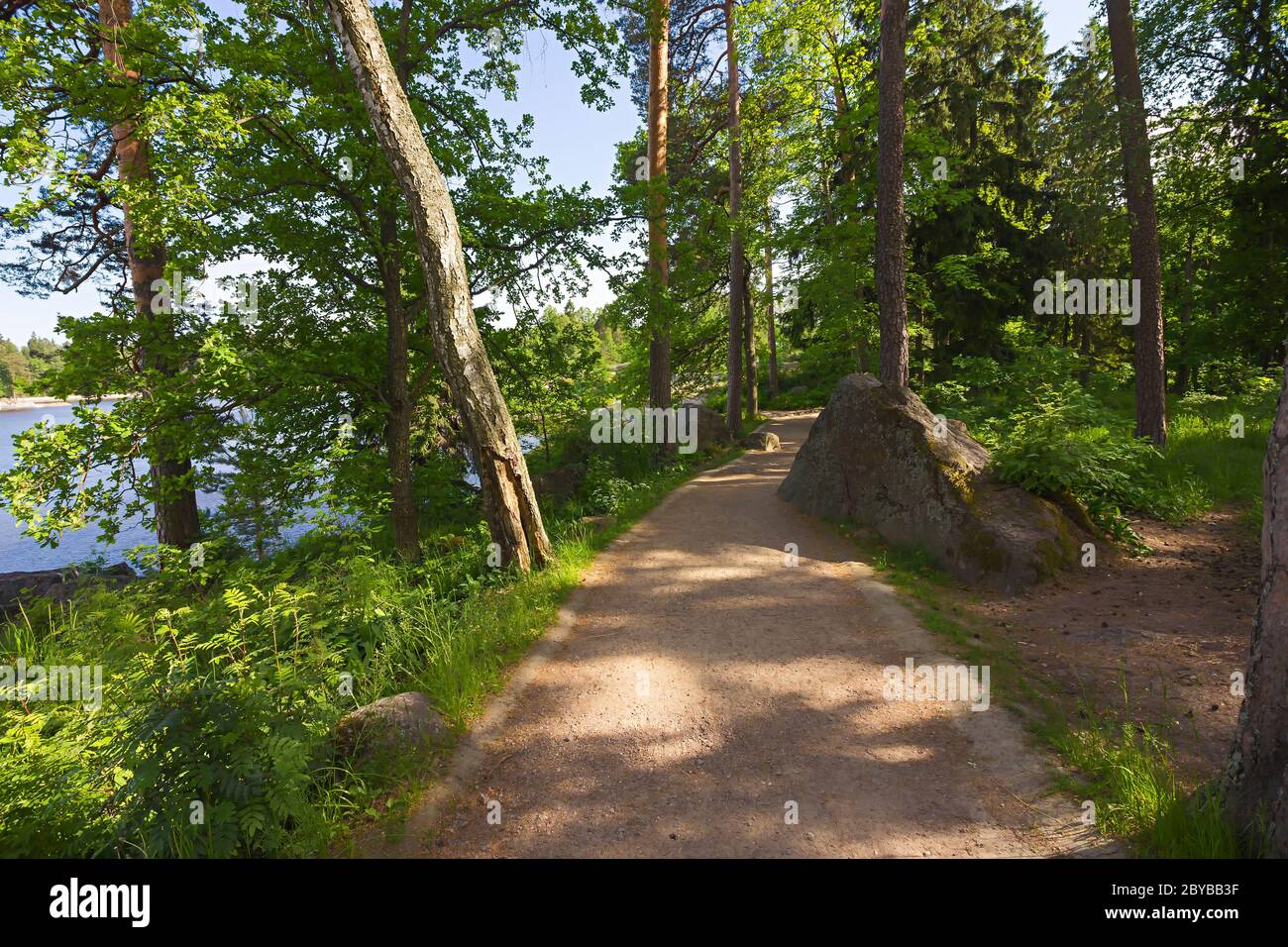 Die Ansicht des Fußwegs im Monrepo Park (Staatliches historisch-architektonisches und natürliches Museum-Reservat) in Wyborg, Russland Stockfoto