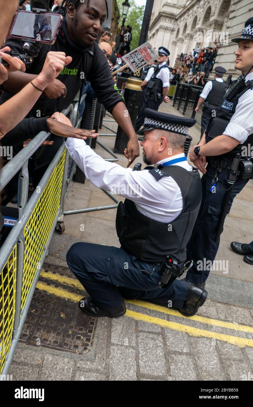 Am 3. Juni 2020 kniete Ein Polizist in London nieder, um Solidarität mit der Black Lives Matter-Bewegung zu zeigen Stockfoto