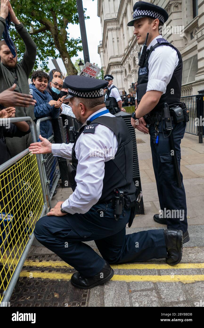 Am 3. Juni 2020 kniete Ein Polizist in London nieder, um Solidarität mit der Black Lives Matter-Bewegung zu zeigen Stockfoto