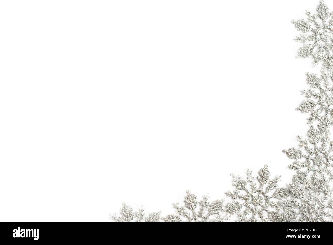 Silberne Weihnachten und Neujahrsdekoration. Schöne Schneeflocken auf weißem Hintergrund. Konzept Winterurlaub Stockfoto