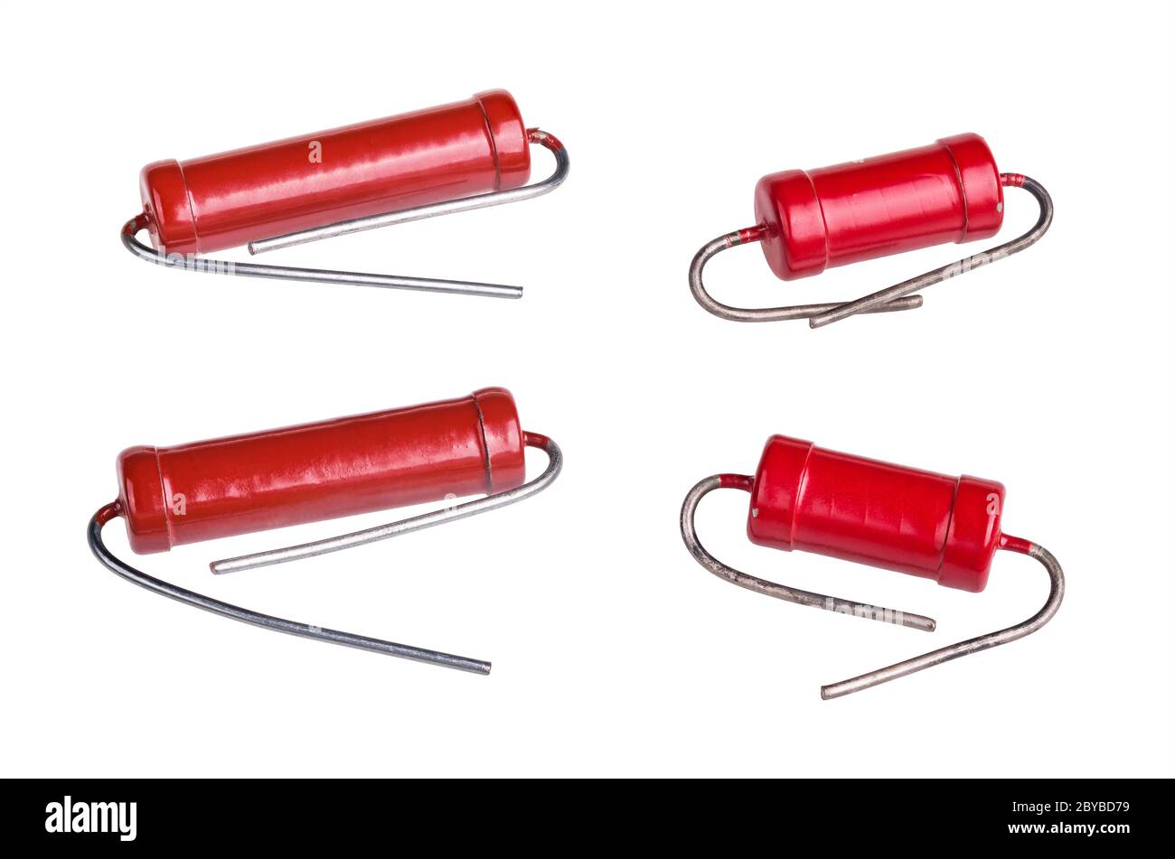 Gruppe von roten Kohlenstoffwiderständen. Vier passive elektrische Komponenten. Retro Elemente von elektrischen Netzen und elektronischen Schaltungen. Elektrotechnik. Stockfoto