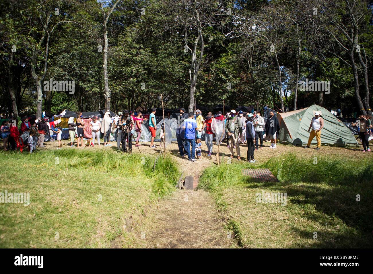 Bogota, Kolumbien. Juni 2020. Vor einigen Wochen lebten wegen der Pandemie etwa 500 venezolanische Migranten in der Calle 195 bei Autopista Norte in der Stadt Bogota. Kredit: Daniel Garzon Herazo/ZUMA Wire/Alamy Live News Stockfoto