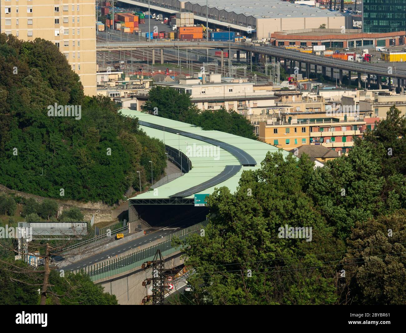 Schallabsorbierender Tunnel, um den Lärm der Autobahn in der Mitte der Stadt neben Gebäuden zu begrenzen Stockfoto