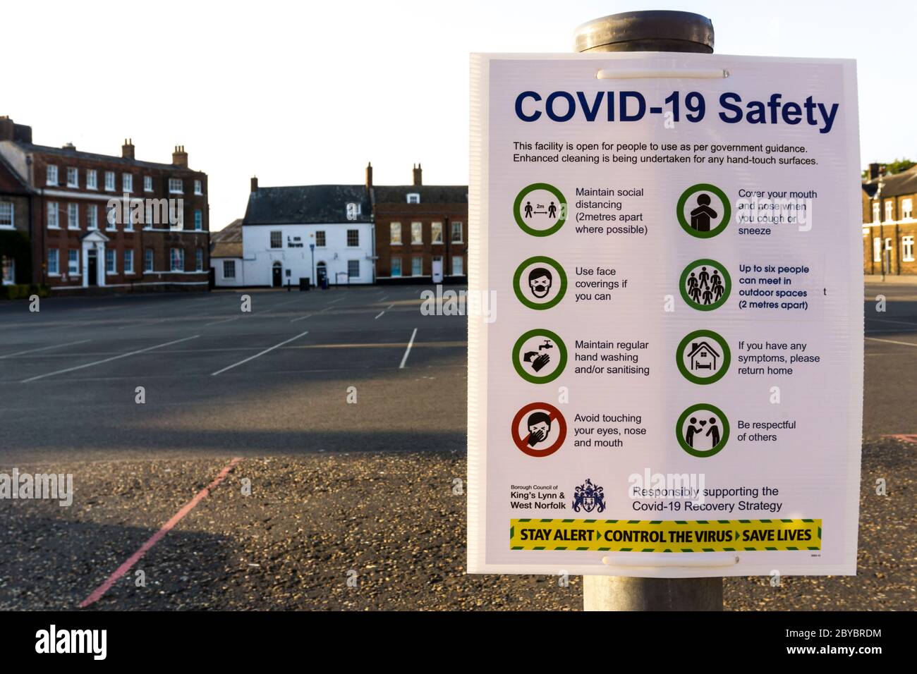 Ein COVID-19 Sicherheitshinweis auf einem leeren Dienstag Marktplatz, King's Lynn. Stockfoto