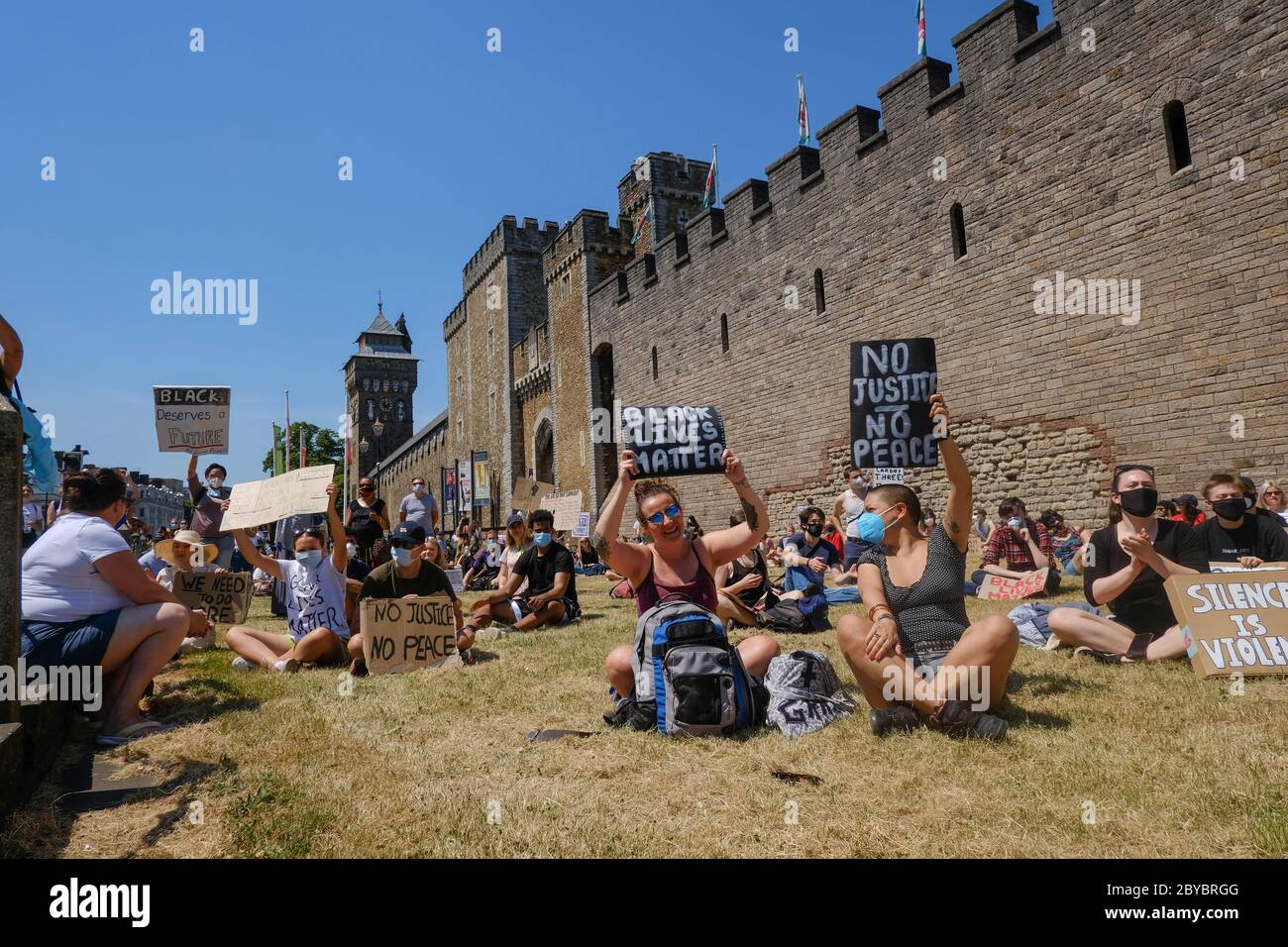 Cardiff, Wales. Mai 2020. Ein friedlicher Protest gegen Black Lives Matter fand vor dem Cardiff Castle statt. Mit polizeilicher Unterstützung und sozialen Distanzmaßnahmen. Stockfoto