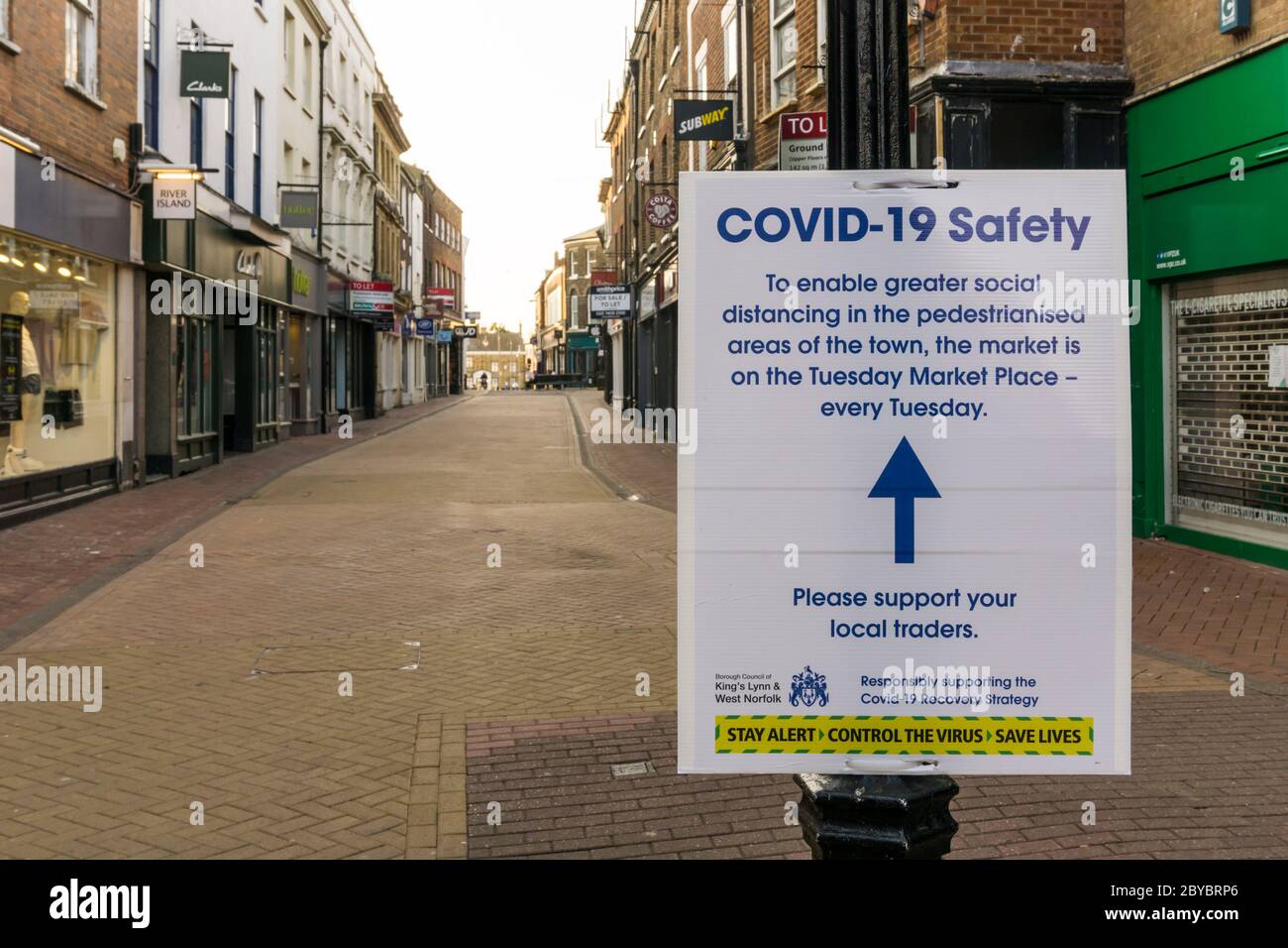 Während der 2020 Coronavirus-Pandemie King's Lynn ist Dienstag Markt wieder auf den Dienstag Marktplatz, um soziale Distanzierung in der High Street zu unterstützen. Stockfoto