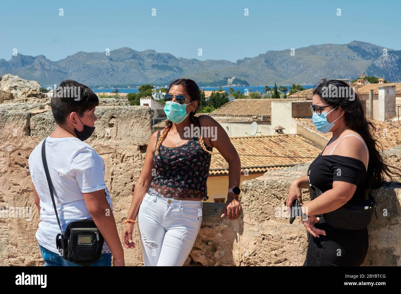 Familien-Touristenreise im Sommerurlaub, nach der COVID 19 Pandemie. Spanisch auf den Balearen. Europa Urlaub Lebensstil der jungen Menschen Stockfoto