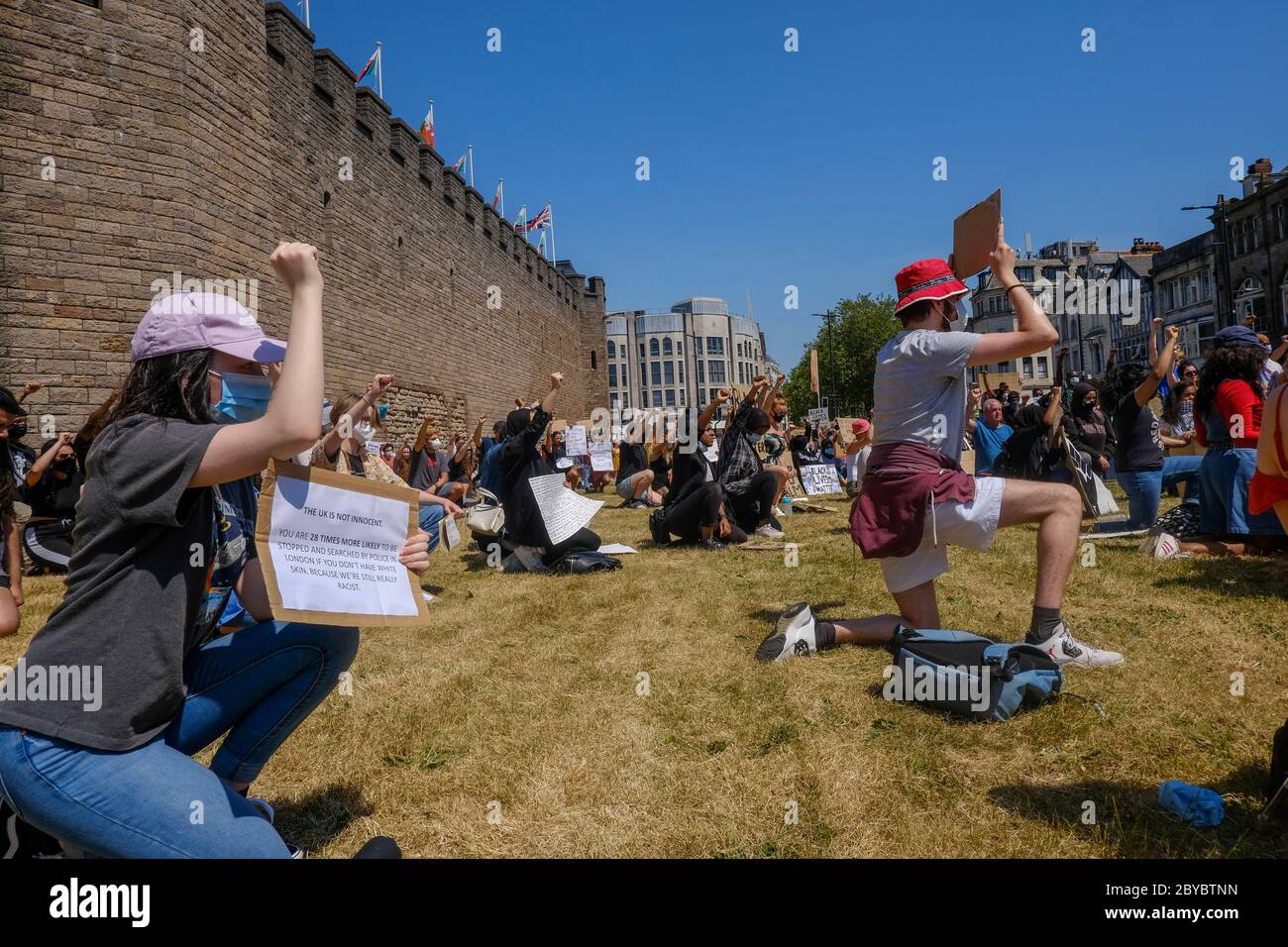 Cardiff, Wales. Mai 2020. Ein friedlicher Protest gegen Black Lives Matter fand vor dem Cardiff Castle statt. Mit polizeilicher Unterstützung und sozialen Distanzmaßnahmen. Stockfoto