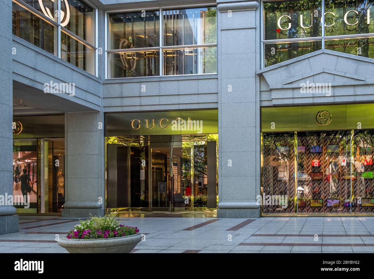 Gucci-Ladenfront in der Omotesando-Straße, Tokio, Japan Stockfoto