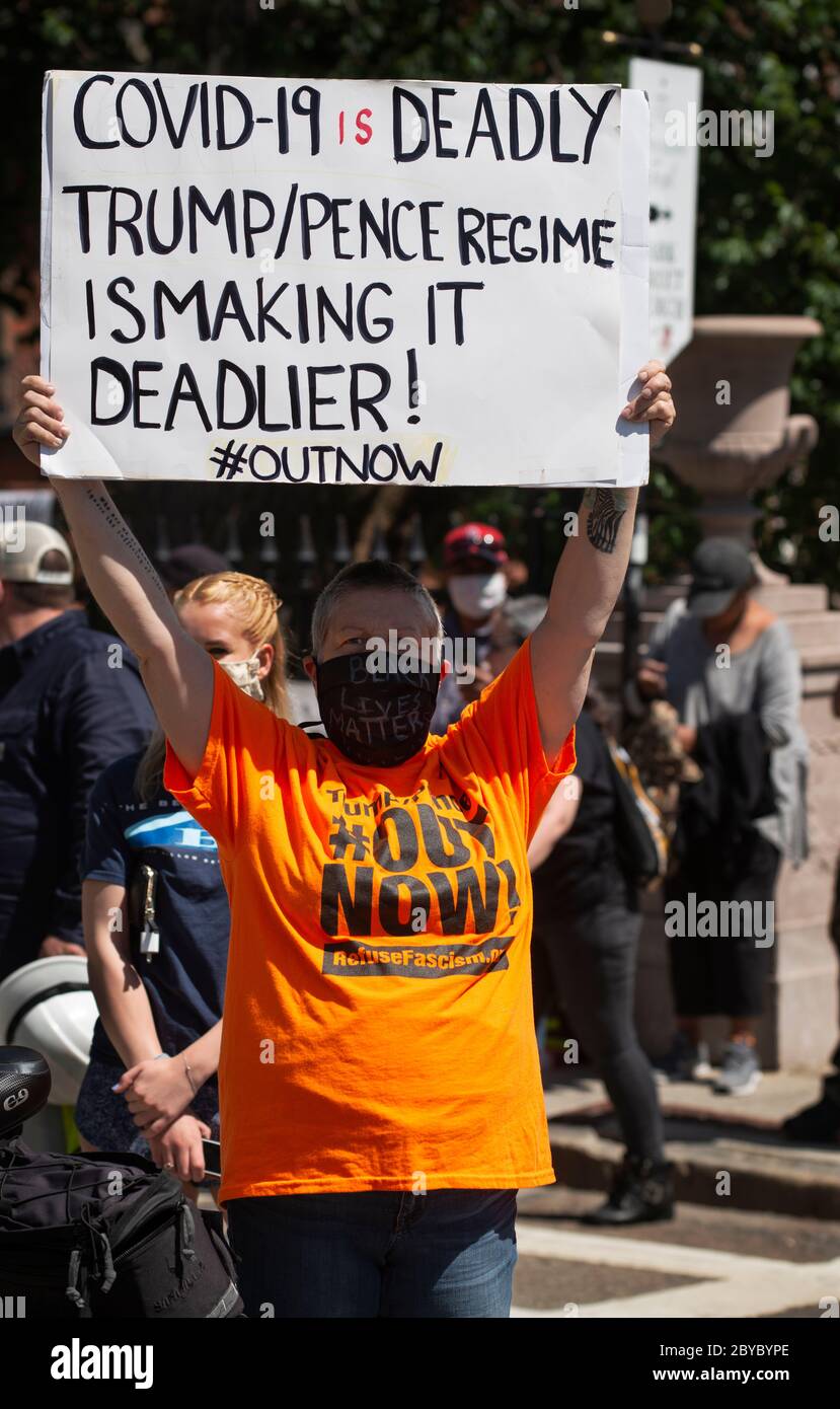 Coronavirus / COVID-19: Über 50 Gegenprotestierende von RefuseFascism.org demonstrieren gegenüber, als die konservative pro-Trump-Gruppe Super Happy Fun America (SHFA) den Haupteingang zum Massachusetts State House in Boston, MA, USA, blockierte. Stockfoto