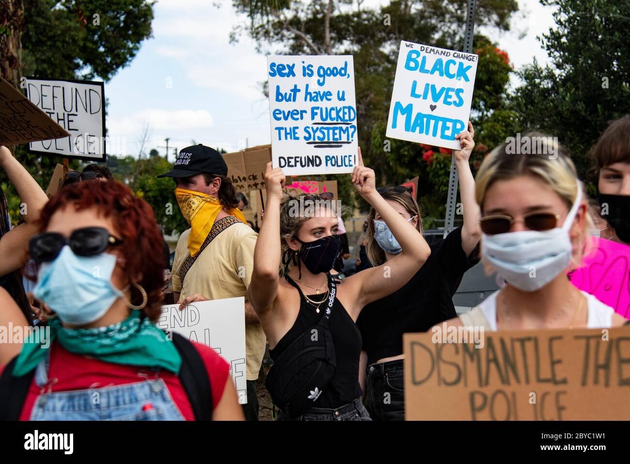 Demonstranten tragen während eines friedlichen Protestes in Los Angeles zu Ehren von George Floyd Schilder Stockfoto