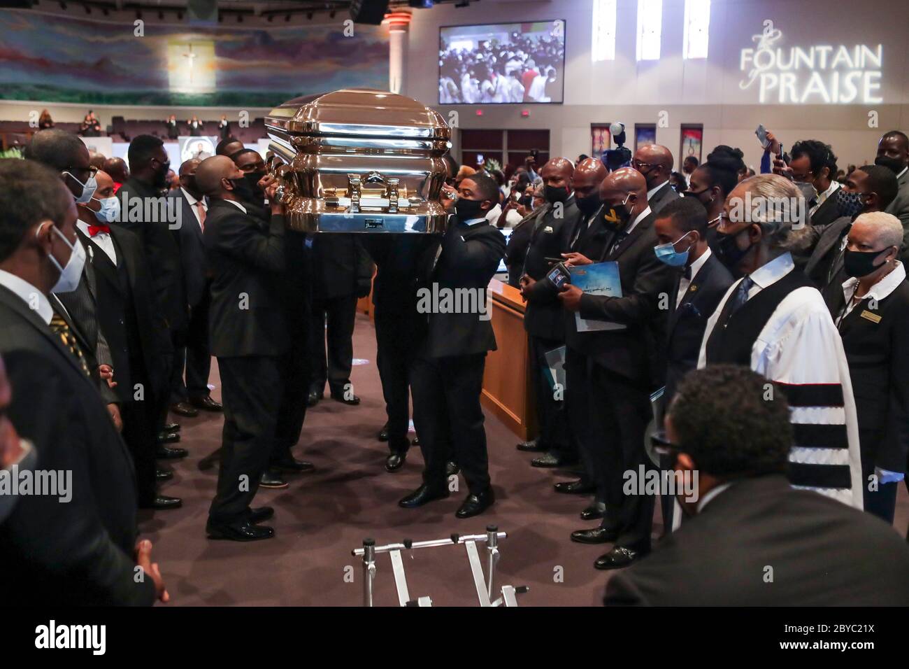 Houston, Texas, USA. Juni 2020. Nach der Beerdigung von George Floyd am Dienstag, den 9. Juni 2020, an der Fountain of Praise Kirche in Houston, machen die Pallbearers mit dem Sarg eine Pause aus der Kirche. Floyd starb, nachdem er von Minneapolis Polizeibeamten am 25. Mai zurückgehalten wurde. Kredit: Godofredo A. Vasquez/POOL/ZUMA Wire/Alamy Live News Stockfoto