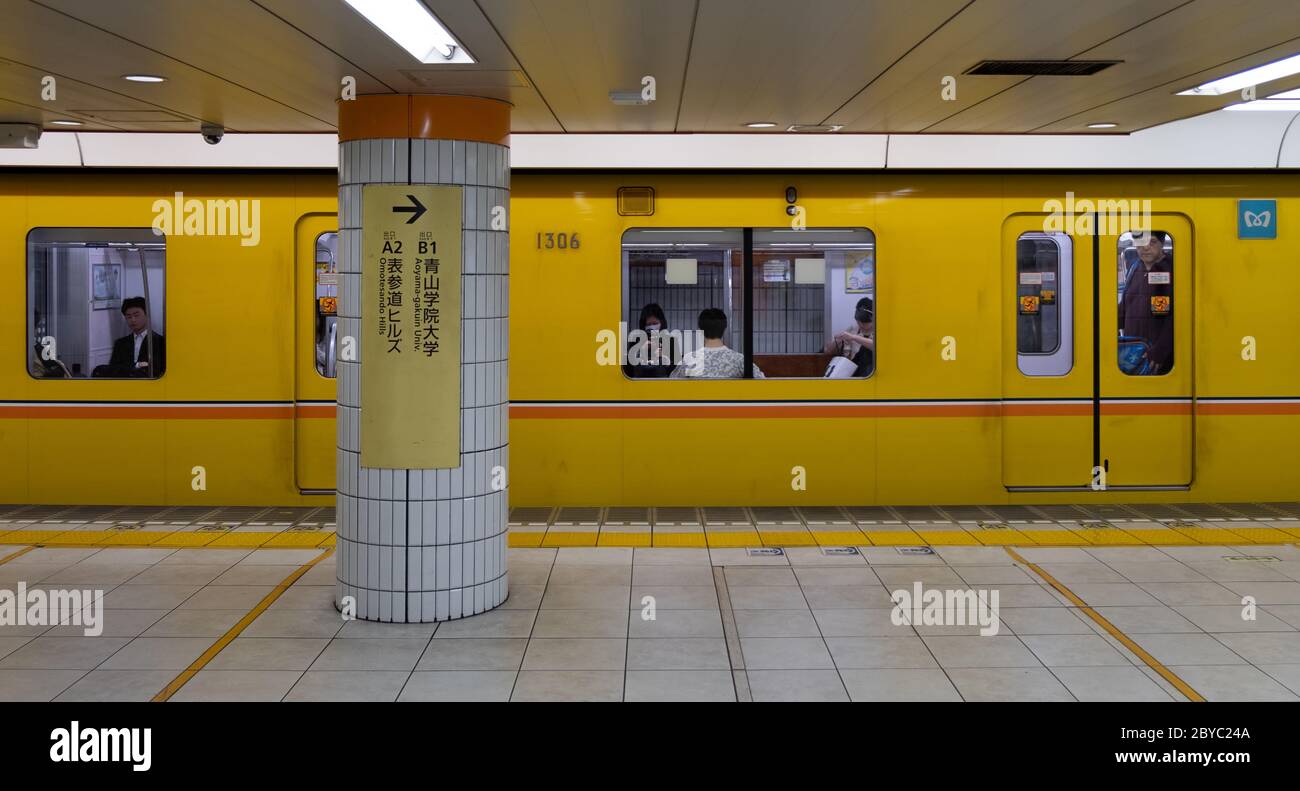 Tokyo Metro Ginza Linie U-Bahn-Zug am Bahnhofsplatz. Stockfoto