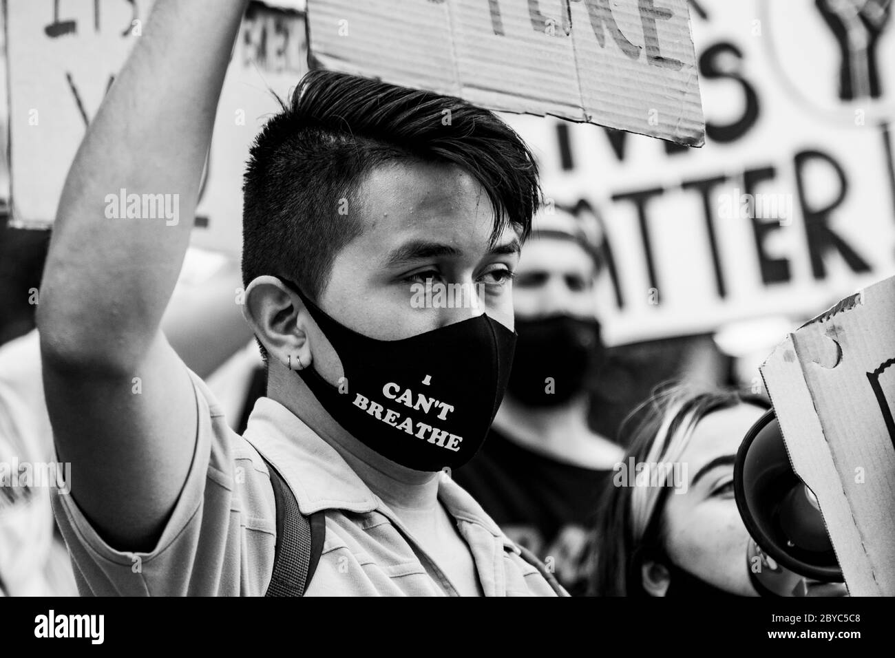 Demonstranten tragen während eines friedlichen Protestes in Los Angeles zu Ehren von George Floyd Schilder Stockfoto