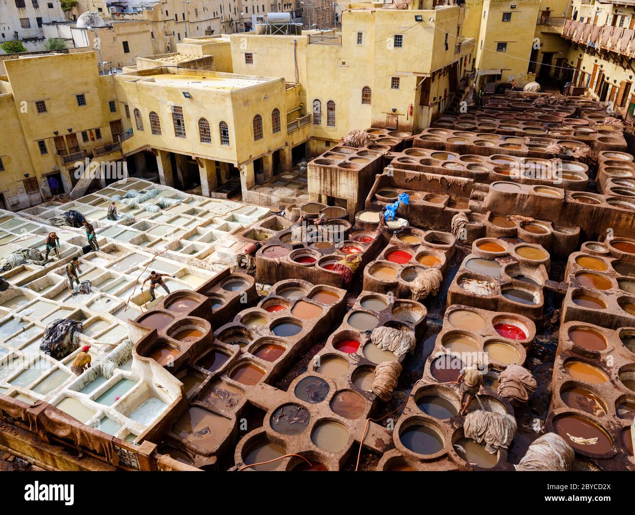 FES, MAROKKO - UM MAI 2018: Innenhof der Chouara-Gerberei in Fes. Erbaut im 11. Jahrhundert, ist es die größte Gerberei in der Stadt. Das ist es Stockfoto