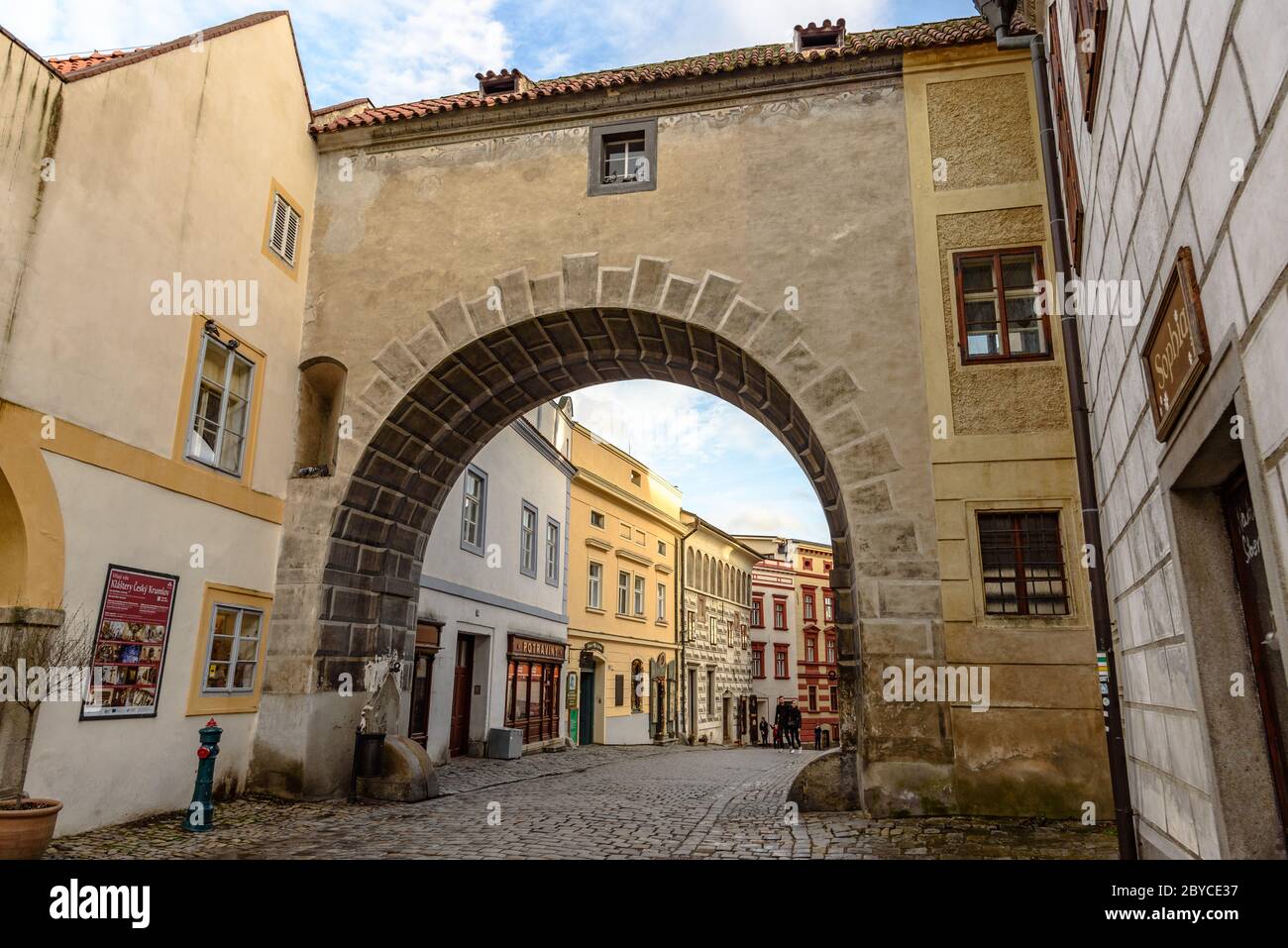 Eine Brücke, die zwei Gebäude in der Latran Straße in Cesky Krumlov verbindet Stockfoto